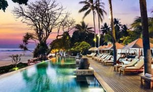 Kerennya GAWAT! Wajib Cobain Infinity Pool di 5 Resort & Villa Dekat Senggigi Beach Ini!